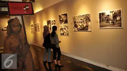 Pengunjung melihat koleksi foto saat Peluncuran Buku 71th RI Bingkisan Revolusi di Galeri Foto Jurnalistik Antara, Jakarta, Senin (22/8). Pameran menampilkan foto sejarah perjuangan bangsa Indonesia saat merebut kemerdekaan. (Liputan6.com/Gempur M Surya)