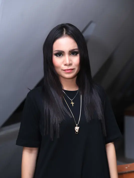 Kesan tomboy memang melekat pada diri Momo jika dilihat dalam setiap penampilannya. Jika banyak wanita mementingkan bulu mata, namun wanita berbakat ini hanya tersenyum simpul. (Nurwahyunan/Bintang.com)