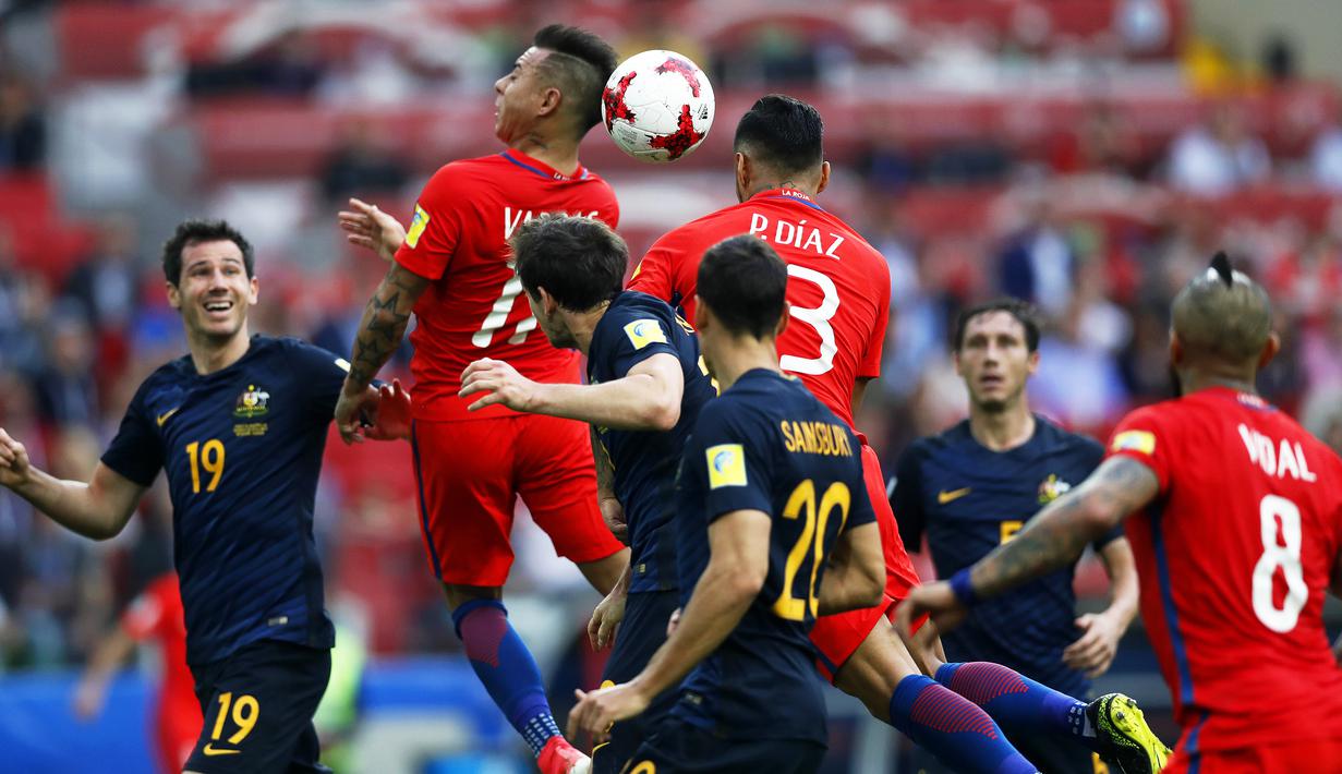 Bek Cile, Paulo Diaz, duel udara dengan pemain Australia pada laga Grup B Piala Konfederasi 2017 di Arena Otkrytiye, Moskow, Minggu (25/6/2017). Cile bermain imbang 1-1 dengan Australia. (EPA/Sergei Ilnitsky)