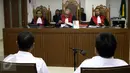 Dua terdakwa yakni Setiyardi Budiono dan Darmawan Sepriyossa saat menjalani sidang di gedung PN Jakarta Pusat, Selasa (17/5). Dua terdakwa didakwa Pasal 311 ayat (1) KUHP jo pasal 55 ayat (1) ke-1 KUHP. (Liputan6.com/Helmi Afandi)