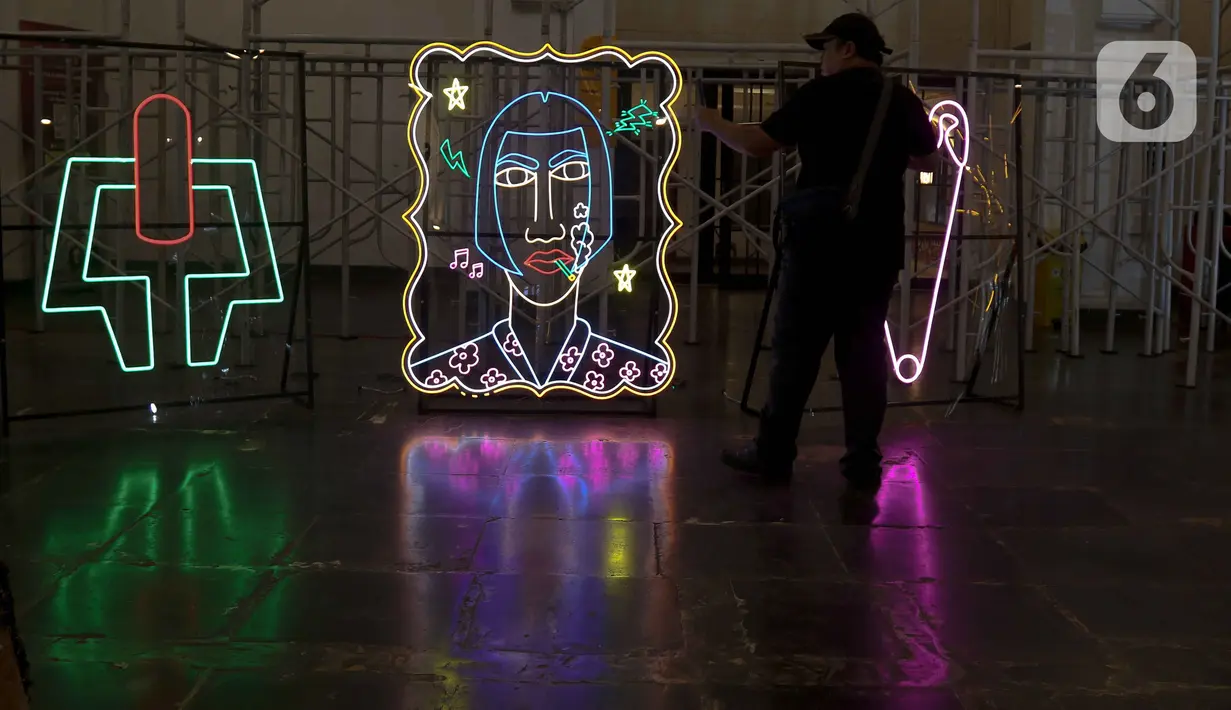 Pengunjung melihat karya seni dalam Pameran Jakarta Provoke di Gedung Pos Bloc, Jakarta, Minggu (16/6/2024). (Liputan6.com/Herman Zakharia)
