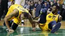Dua pemain Utah Jazz, Rudy Gobert (kiri) dan Derrick Favors (15) jatuh saat berebut bola dengan pemain Boston Celtics pada lanjutan NBA basketball game di TD Garden, Boston, (15/12/2017). Utah Jazz menang 107-95. (AP/Michael Dwyer)
