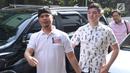 Seniman, Dhani Ahmad Prasetyo (kiri) bersiap membuat pelaporan tentang dugaan persekusi di Bareskrim Mabes Polri Gedung KKP, Jakarta, Jumat (19/10). Dhani Ahmad merasa mendapat perlakuan persekusi saat berada di Surabaya. (Liputan6.com/Helmi Fithriansyah)