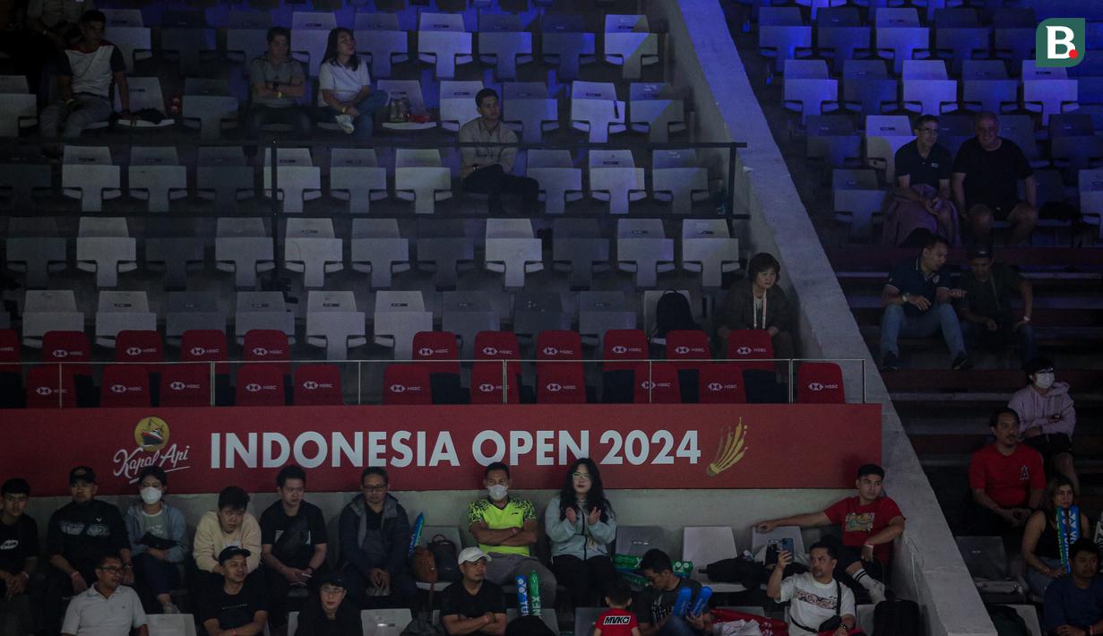 Pemandangan sepi tribune Istora Senayan, Jakarta, Kamis (06/06/2024) saat babak 16 besar Indonesia Open 2024. (Bola.com/Bagaskara Lazuardi)