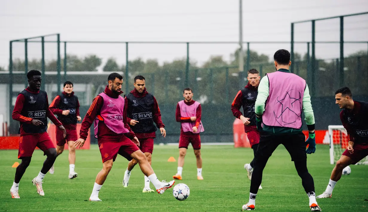 Gelandang Manchester United, Bruno Fernandes (tiga kiri), mengontrol bola disaksikan pemain lainnya saat sesi latihan yang berlangsung di Carrington Training Ground, Manchester, Inggris, Selasa (19/9/2023). (X/@ManUtd)