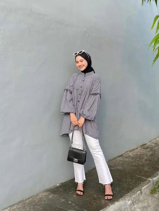 Simple tapi chic, cukup padukan blouse dengan celana jeans fringe warna putih. Tambahkan aksesori berupa kacamata agar gaya makin kece! (Instagram/inikiranaaa__).