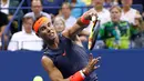 Petenis Spanyol, Rafael Nadal menggembalikan bola Dominic Thiem dari Austria saat bertanding pada perempat final turnamen AS Terbuka di New York, AS, (5/9). Nadal menang atas Dominic Thiem 0-6, 6-4, 7-5, 6-7 (4-7), 7-6 (7-5). (AP Photo/Jason DeCrow)