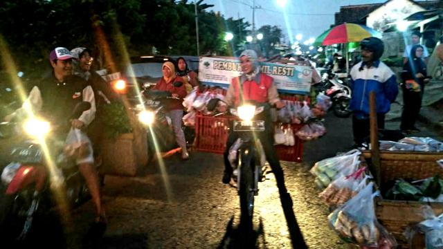Menggunakan sepeda motornya berdagang sayur, Khusnul berburu ibu hamil yang tidak memeriksakan kesehatan. (Foto: Fitri Haryanti/Liputan6.com)