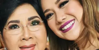 Bunga Citra Lestari mengunggah potret bersama Titiek Puspa yang mengenakan baju hitam dengan outer pink. Sementara itu, BCL mengenakan baju colorfull serta lipstik ungu mattenya. [@itmebcl]