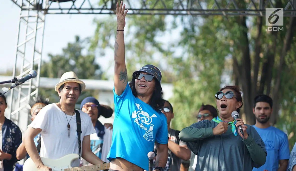 Duet Menteri Susi Pudjiastuti dengan Personel Slank, Kaka dan Ridho dalam pawai Bebas Sampah Plastik di Taman Aspirasi Monas, Jakarta, Minggu (21/7/2019). Pawai mengajak masyarakat untuk menolak penggunaan plastik sekali pakai karena sudah mengancam lingkungan. (Liputan6.com/Immanuel Antonius)