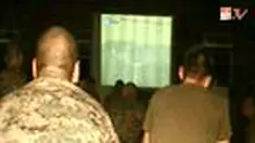 Meski tengah mengikuti latihan tempur gabungan dengan marinir TNI AL Indonesia, para marinir Amerika Serikat tak mau ketinggalan menyaksikan pertandingan timnas mereka melawan Aljazair. 