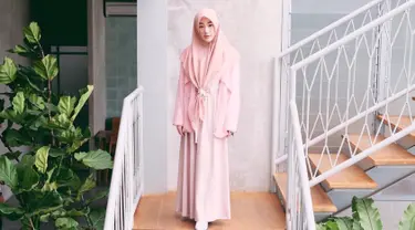 Larissa Chou dieknal sebagai wanita yang memiliki selera fashion hijab yang modis. Wanita keturunan Tionghoa ini tak jarang memperlihatkan OOTD-nya di Instagram. (Liputan6.com/IG/@larissachou)