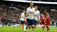 Stiker Tottenham Hotspur, Harry Kane, setelah mencetak gol ke gawang Liverpool pada laga lanjutan Premier League, di Wembley, Minggu (22/10/2017). (AFP).