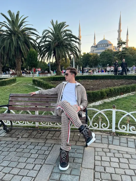 Verrell berduduk santai menikmati pemandangan di Turki. (Foto: Instagram/ bramastavrl)
