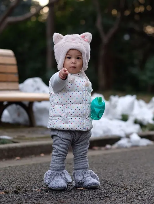 Sebagai orang tua, Chelsea dan Glenn tak bosan membagikan foto-foto lucu anak mereka di media sosial. Seperti ini contohnya, Natusha sangat lucu dengan topi berbentuk kucing, rompi pokadot dan sepatu bulunya. (Instagram/natushaa.oliviaa.alinskie)
