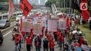 Massa buruh menggelar unjuk rasa di depan Kompleks Gedung DPR/MPR, Jakarta, Selasa (17/11/2020). Buruh kembali menggelar aksi lanjutan menuntut pemerintah dan DPR untuk mencabut Omnibus Law Undang-Undang Cipta Kerja. (Liputan6.com/Faizal Fanani)