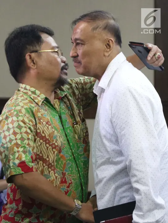 Terdakwa dugaan korupsi e-KTP, Markus Nari (kanan) usai mengikuti sidang di Pengadilan Tipikor, Jakarta, Rabu (4/9/2019). Dalam sidang beragendakan putusan sela tersebut Majelis Hakim menolak eksepsi yang diajukan terdakwa dan memutuskan melanjutkan persidangan. (Liputan6.com/Helmi Fithriansyah)