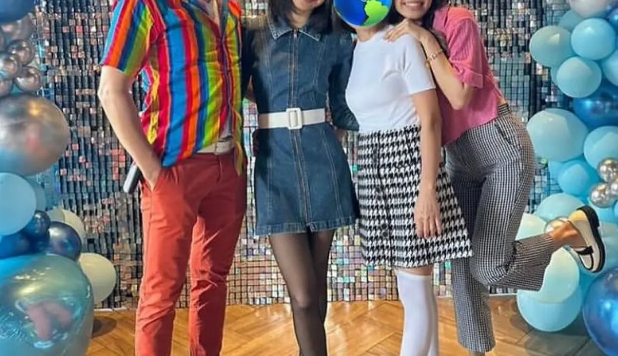 Lisa tampil dengan model rambut pendek tanpa poni, ditambah dua hair clip yang membuat tampilannya semakin menggemaskan.  [@chitthipbruschweiler]