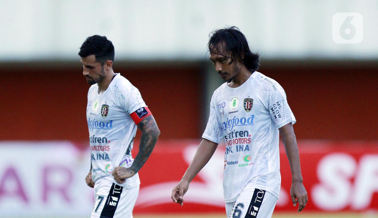 Pemain Bali United Hariono (kanan) dan Stefano Lilipaly tampak lesu usai melawan Persita Tangerang pada laga Piala Menpora 2021 di Stadion Maguwoharjo, Sleman, Jumat (2/4/2021). Laga berakhir imbang 1-1. (Bola.com/M Iqbal Ichsan)