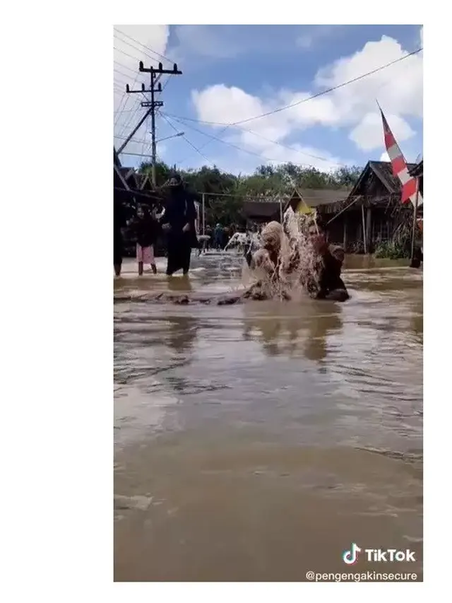 6 Momen Apes Nikahan di Musim Hujan, Resepsi Kacau Karena Banjir