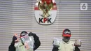 Bupati Cilacap, Syamsul Auliya Rachman, terjaring OTT KPK bersama Sekda Cilacap Sadmoko Danardono. Tampak dalam foto, petugas menunjukkan barang bukti berupa uang tunai yang disita dari Operasi Tangkap Tangan (OTT) terhadap Bupati Cilacap, Jawa Tengah, Syamsul Auliya Rachman, di Gedung Merah Putih Komisi Pemberantasan Korupsi (KPK), Jakarta, Sabtu (14/3/2026). (Liputan6.com/Helmi Fithriansyah)
