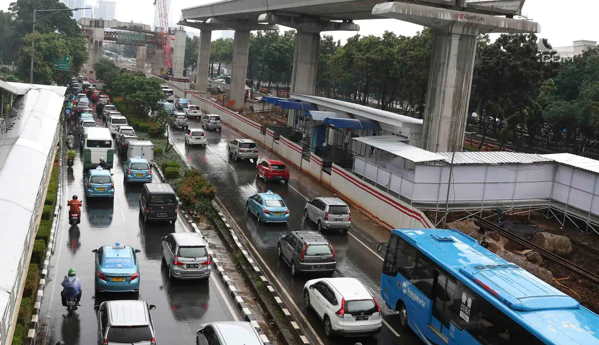Sejumlah kendaraan berjalan merayap karena terjebak macet di Jalan HR Rasuna Said, Kuningan, Jakarta, Jumat (18/1). Penyempitan jalan akibat pembangunan proyek LRT berimbas pada kemacetan di kawasan tersebut. (Liputan6.com/Immanuel Antonius)