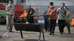 Petugas memusnahkan obat ilegal dalam operasi Storm VI tahun 2015 di kantor BPOM, Jakarta, Selasa (27/10/2015). BPOM memusnahkan produk obat dan kosmetika ilegal sebanyak 3.671 buah senilai Rp 20,8 miliar. (Liputan6.com/Gempur M Surya)
