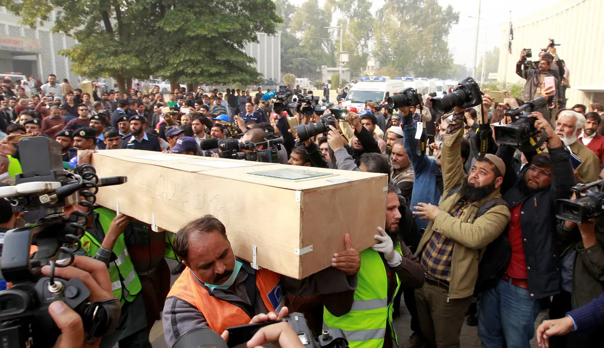 Peti berisi jenazah kecelakaan pesawat Pakistan International Airlines (PIA) tiba di rumah duka, Islamabad, Pakistan, Kamis (8/12). (REUTERS / Caren Firouz)