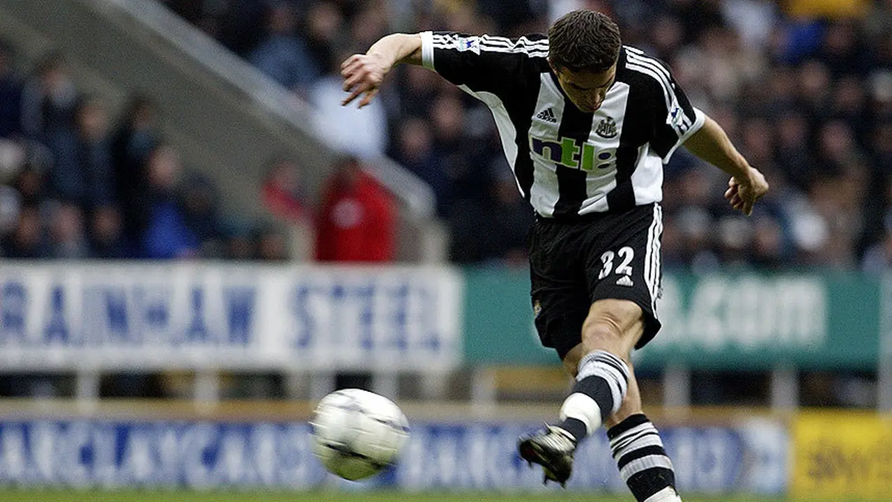 10 Free Kick Spektakuler di Liga Inggris, Mana Pilihan Anda?
