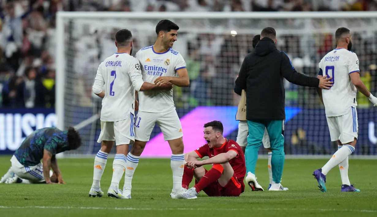 Para pemain Real Madrid melakukan selebrasi setelah pertandingan sepak bola final Liga Champions antara Liverpool dan Real Madrid di Stade de France, Saint Denis, Prancis, 28 Mei 2022. Real Madrid menang 1-0. (AP Photo/Petr David Josek)