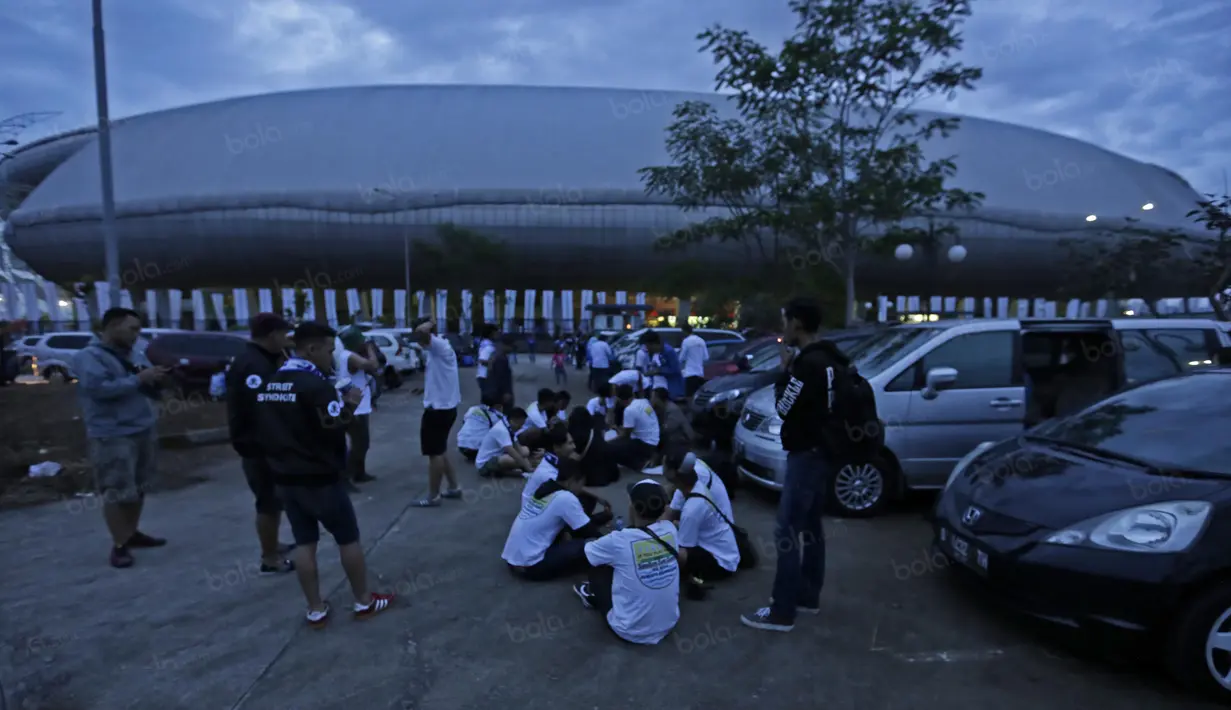 Halaman parkir menjadi tempat berbuka puasa  Bobotoh sebelum menonton laga Torabika SC 2016 Persib melawan Mitra Kukar di Stadion Gelora Bandung Lautan Api, Bandung, Sabtu (18/6/2016). (Bola.com/Nicklas Haoatubun)