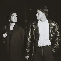 Ketika menghadiri acara bareng pun, anak sulung komedian Sule ini tak lupa untuk mengajak sang kekasih. kekompakan mereka semakin jelas terlihat kala mengenakan outfit couple. (Liputan6.com/IG/@rizkyfbian)