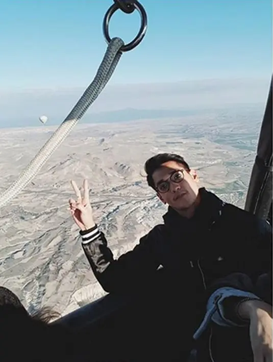 "Ini anugerah sepanjang karir saya. Ini waktu lama untuk saya bisa ada di atas panggung, jadi ini penghargaan untuk fans. Sejujurnya ini untuk mereka yang sudah berusaha untuk saya bisa dapatkan ini," paparnya. (Instagram/afgansyah.reza)