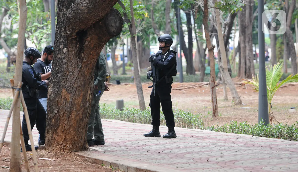 Petugas berjaga di sekitar kejadian ledakan di kawasan Monumen Nasional, Jakarta, Selasa (3/12/2019).  Ledakan tersebut diduga berasal dari granat asap dan mengakibatkan dua orang anggota TNI terluka, korban langsung dievakuasi ke RSPAD Gatot Subroto Jakarta. (Liputan6.com/Helmi Fithriansyah)