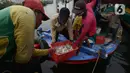 Nelayan tradisional menurunkan hasil tangkapan ikan di Pelabuhan Muara Angke, Jakarta, Sabtu (19/2/2022). Nelayan mengatakan hasil tangkapan ikan mulai membaik seiring pergantian musim dan angin barat. (merdeka.com/Imam Buhori)