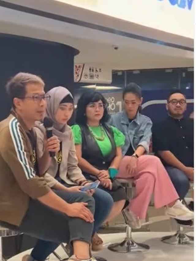 Pertemuan Joy Tobing dengan alumni Indonesian Idol pertama (Foto: Instagram delonthamrinofficial)