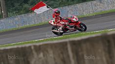 Pebalap Indonesia, Andi Gilang beraksi pada kelas Asia Production 250cc saat ajang balap Asia Road Racing Championship di Sentul International Circuit, Bogor (13/8/2017). Gerry berhasil menjuarai nomor 250cc. (Bola.com/Nicklas Hanoatubun)