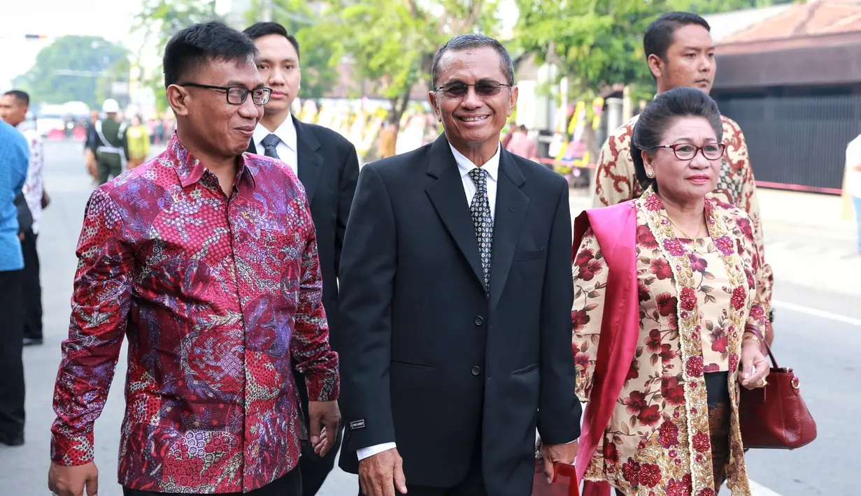 Dahlan Iskan mantan pejabat negara yang juga terlihat hadir. Mantan Menteri BUMN itu datang didampingi istri, berjalan kaki dari tempat penurunan tamu menuju gedung resepsi. (Adrian Putra/Bintang.com)