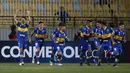 Selebrasi para pemain Everton setelah gol yang dicetak Lucas Di Yorio (kiri) ke gawang Jorge Wilstermann pada laga penyisihan grup Sudamericana Cup di Sausalito Stadium, Viña del Mar, Cile (5/4/2022). Everton de Vina del Mar didirikan pada 24 Juni 1909 oleh seorang imigran asal Merseyside, David Foxley, yang merupakan suporter Everton di Inggris. Everton Inggris kerap memberi dukungan finansial di masa-masa awal berdirinya Everton de Vina del Mar. (AFP/Javier Torres)
