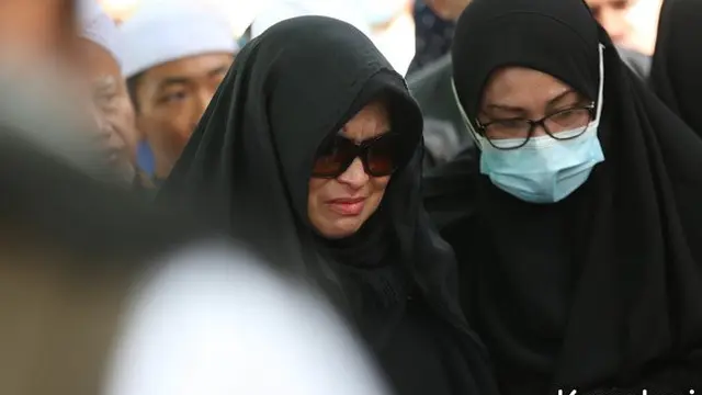 7 Potret Suasana Pemakaman Ameer Azzikra, Tangis Sang Istri Pecah