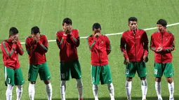 Ekspresi pemain Timnas Indonesia U-23 setelah meyanyikan lagu Indonesia Raya saat lawan Myanmar U-23. (Bola.com/Arief Bagus)