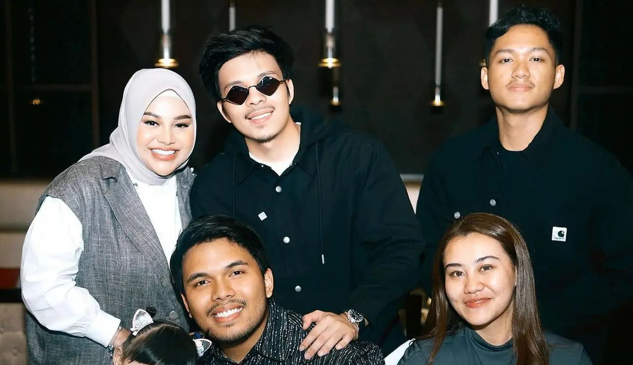 Juga adik Aurel Hermansyah, Azriel Hermansyah dengan jaket hitamnya, dan dua keponakan Thariq, Ameena dan Azura. [@attahalilintar/@aaliyah.massaid]