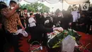 Sejumlah orang melakukan tabur bunga pada makam Menpan RB Tjahjo Kumolo saat prosesi pemakaman di Taman Makam Pahlawan Kalibata, Jakarta, Jumat (1/7/2022). Tjahjo Kumolo meninggal dunia di Rumah Sakit Abdi Waluyo Jakarta Pusat sekitar pukul 11.10 WIB. (Liputan6.com/Faizal Fanani)