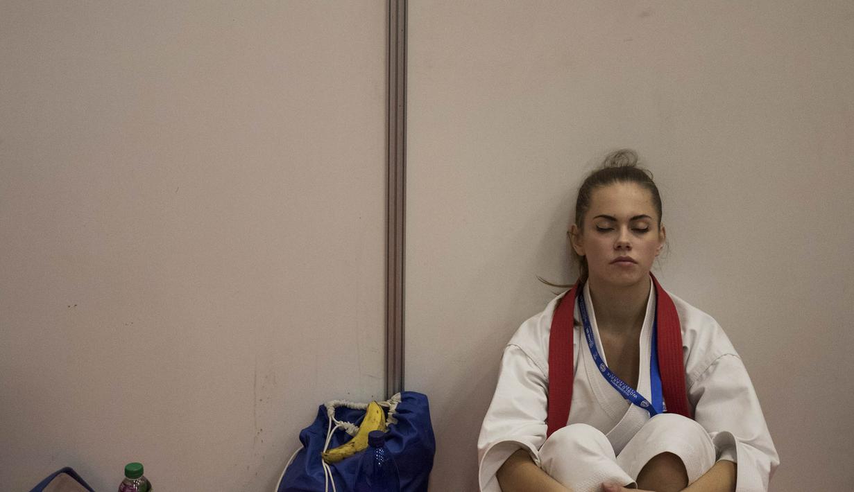 Seorang karateka tampak lelah usai bertanding pada Kejuaraan Dunia Karate Junior, Cadet, dan U-21 2015. (Bola.com/Vitalis Yogi Trisna)