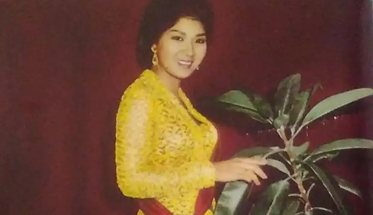 Mengawali karier sejak 1953, legenda di dunia musik dan perfilman Tanah Air ini masih bersinar hingga kini. Karya-karyanya juga telah dinikmati banyak generasi. Kiprahnya di dunia entertainment pun menjadi inspirasi bagi banyak artis muda pendatang baru. (Liputan6.com/IG/@titiekpuspa_official)