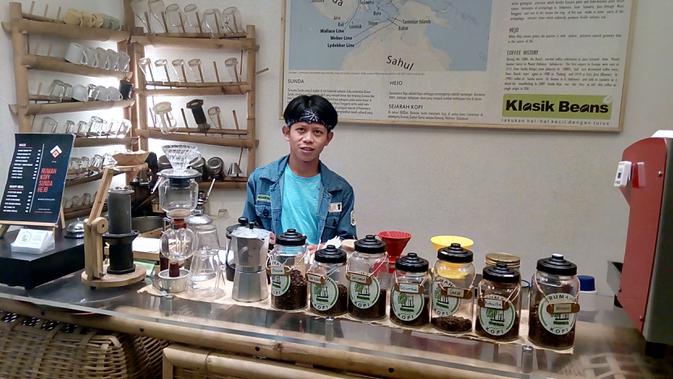 Salah seorang barista cafe Sunda Hejo tengah melayani pesanan kopi para pengunjung  (Liputan6.com/Jayadi Supriadin)