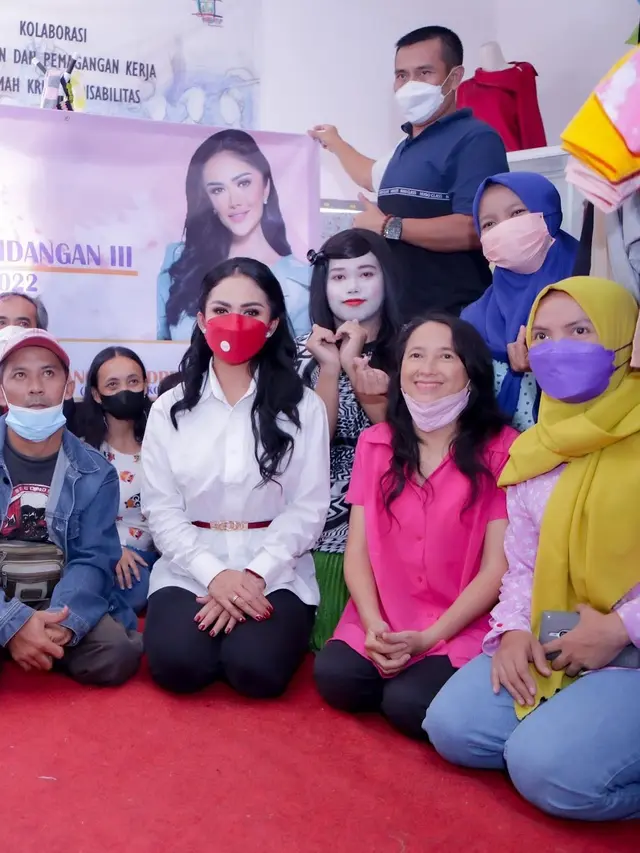 7 Potret Krisdayanti saat Kunjungan Kerja di Kota Batu, Tampil Menawan