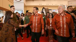Presiden Joko Widodo, Mendag Enggartiasto Lukita disambut Head of Corcomm PT HM Sampoerna Tbk Inasanti Susanto saat mengunjungi Paviliun Sampoerna pada Trade Expo Indonesia ke-33 di ICE BSD City, Tangerang, Rabu (24/10). (Liputan6.com/HO/Adri)