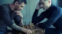 Cristiano Ronaldo dan Lionel Messi memiliki rivalitas sengit lebih dari sedekade. Hingga kini mereka tetap menjadi rival seperti di ajang Piala Dunia 2022. Terlepas dari itu, keduanya sempat bikin geger medsos usai satu frame dalam iklan Louis Vuitton. (Liputan6.com/cristiano)