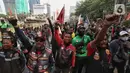Pengemudi ojek online atau ojol yang tergabung dalam Koalisi Ojol Nasional (KON) berorasi saat melakukan unjuk rasa di Patung Kuda, Jalan Medan Merdeka Barat. (Liputan6.com/Angga Yuniar)